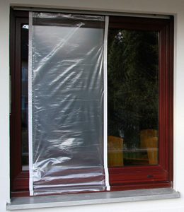 Ein Fenster ist mit Zitra Fol abgeklebt